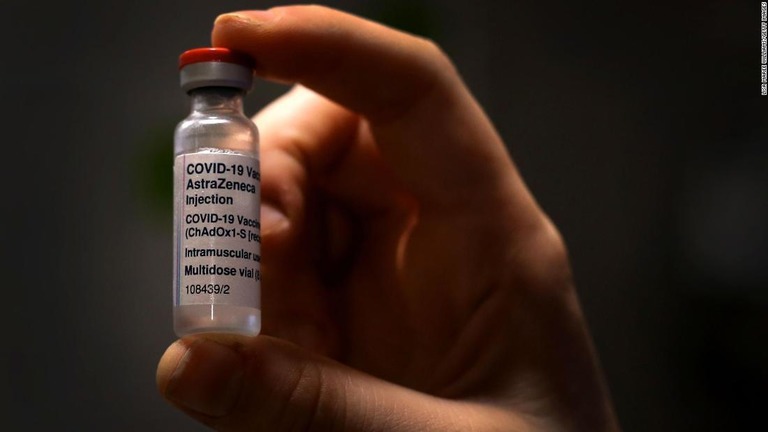 アストラゼネカ製の新型コロナウイルスワクチン。米国が他国への提供に向けて検討を進めている/Lisa Maree Williams/Getty Images