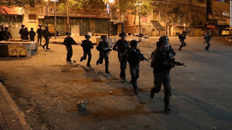 街中をパトロールするイスラエルの治安部隊＝４月２５日/Hazem Bader/AFP/Getty Images