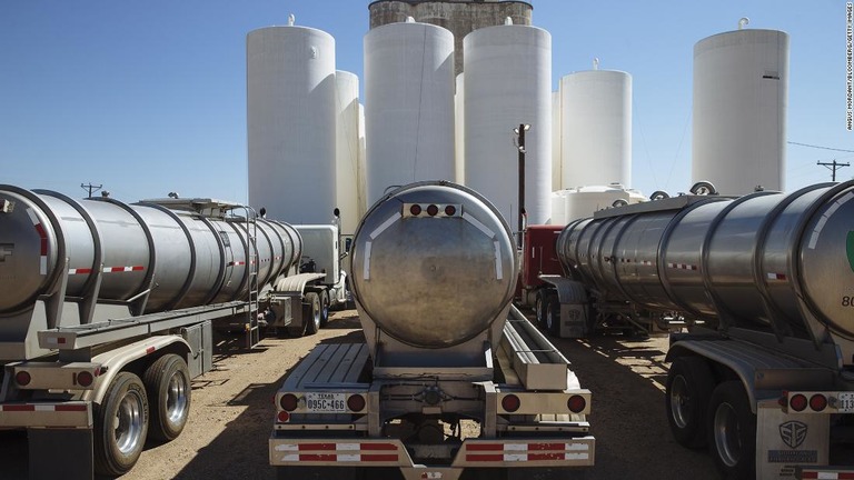 米国ではガソリンを各地のスタンドに運ぶタンクローリーの運転手不足が深刻化している/Angus Mordant/Bloomberg/Getty Images