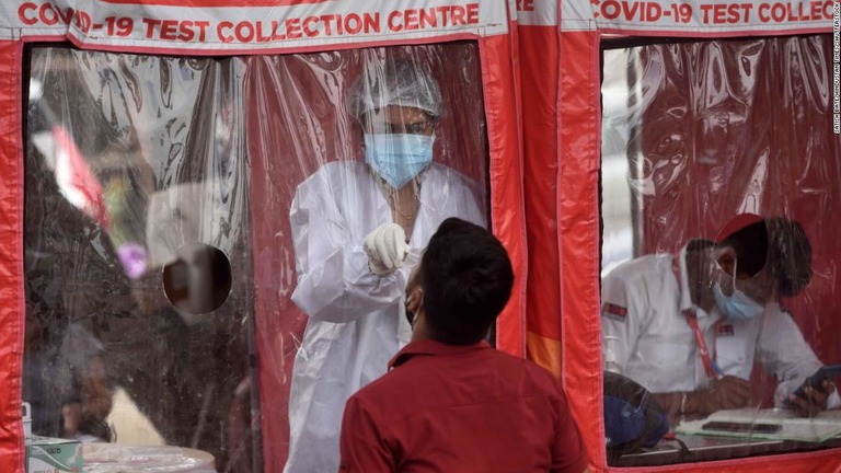 新型コロナの検査を行う医療従事者＝２２日、インド・ムンバイ/Satish Bate/Hindustan Times/Shutterstock