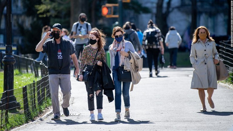 ニューヨークのセントラルパークでマスクをする人々＝４月６日/Roy Rochlin/Getty Images North America/Getty Images
