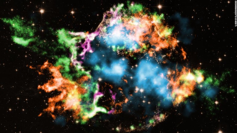 カシオペア座Ａでチタンの泡が発見されたとの研究結果が発表された。画像は鉄（オレンジ）、酸素（紫）、シリコン（赤）、マグネシウム（緑）など検出された元素を表している。チタンは水色。/T. Sato et al./RIKEN/CXC/NASA
