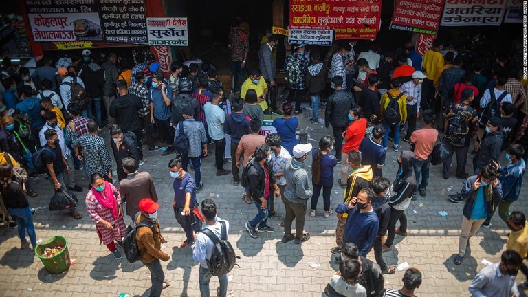 ネパール首都カトマンズで新たな制限が始まり、地元に帰ろうとバスを待つ人々＝２７日/Rojan Shrestha/NurPhoto/Getty Images
