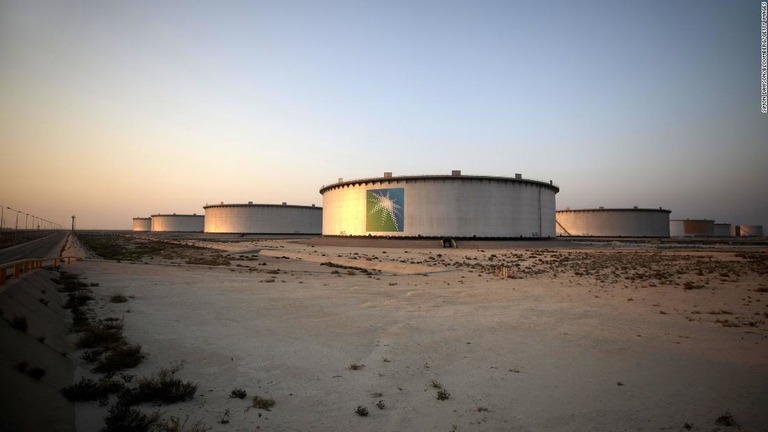 サウジアラビア・ラスタヌラの石油精製所にある原油貯蔵タンク＝２０１８年１０月１日/Simon Dawson/Bloomberg/Getty Images