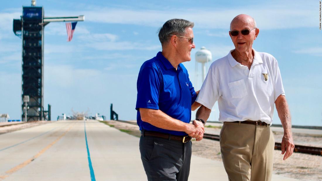 アポロ１１号打ち上げ５０周年でケネディー宇宙センターを訪れ、カバナ・センター長と握手を交わすコリンズさん＝２０１９年７月１６日/Frank Michaux/NASA/AP