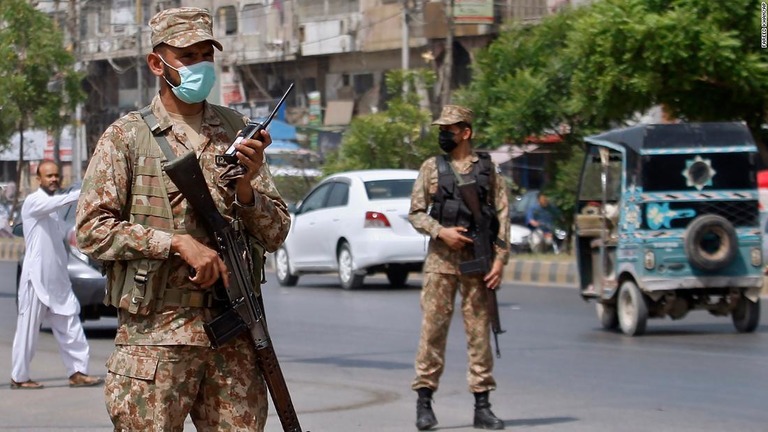 パキスタン・カラチで新型コロナの新たな制限実施を支援する陸軍兵士＝２７日/Fareed Khan/AP