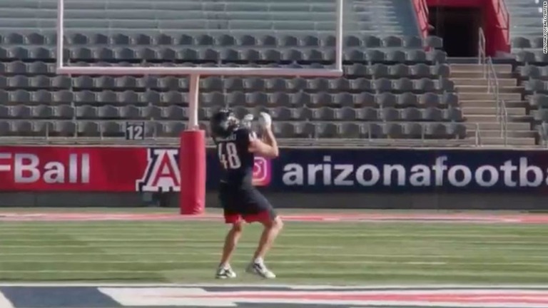 グロンコウスキー選手がヘリから落とされたボールをキャッチする様子/Arizona Football/Twitter