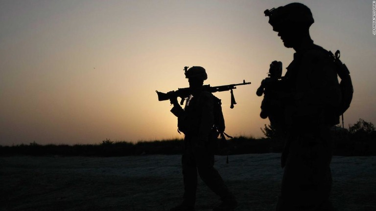 米海兵隊がアフガニスタンのある村でタリバーン勢力の掃討作戦を実施＝２００９年７月/Joe Raedle/Getty Images