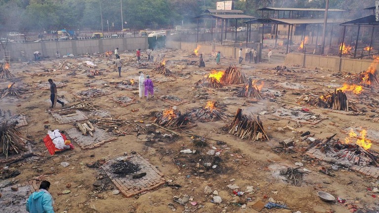 インドの火葬場には火葬が追い付かないペースで遺体が運び込まれてくる/Ajay Bedi/CNN