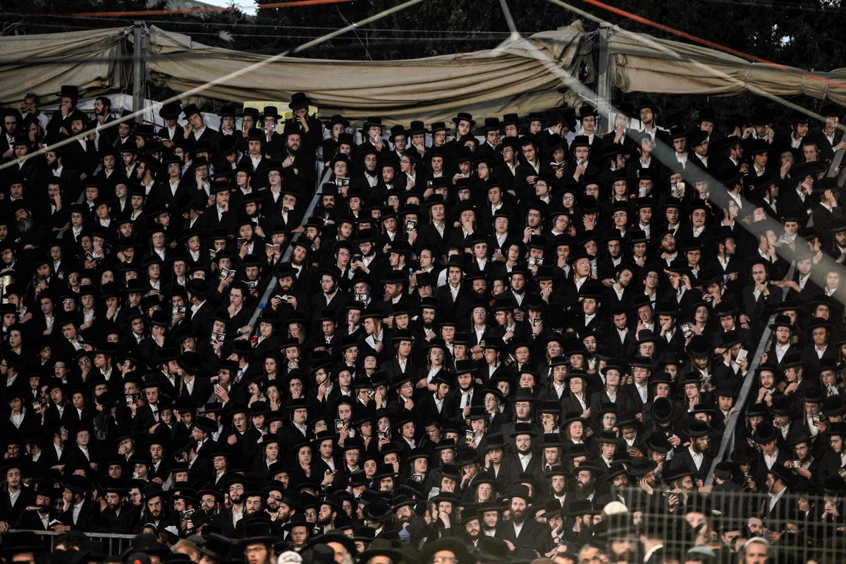 メロン山にあるバル・ヨハイの墓地に集まる超正統派のユダヤ教徒＝２９日/Jalaa Marey/AFP/Getty Images