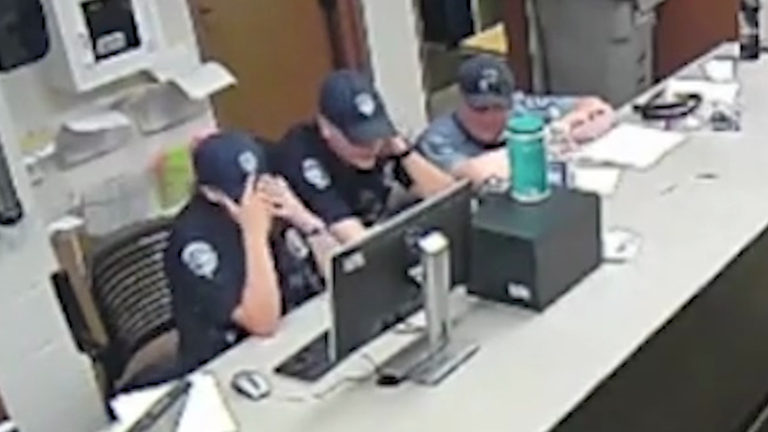 警官が認知症女性を逮捕した際のボディーカメラ映像を見て笑い声をあげる映像が公開された