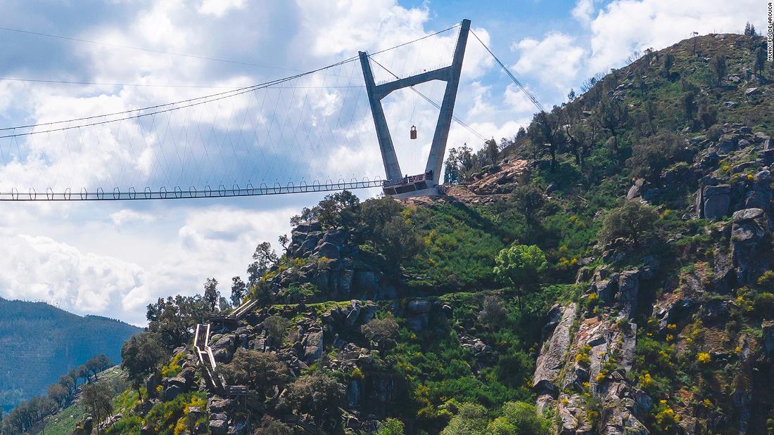 橋からは滝や渓谷など、雄大な自然の風景が楽しめる/Município de Arouca