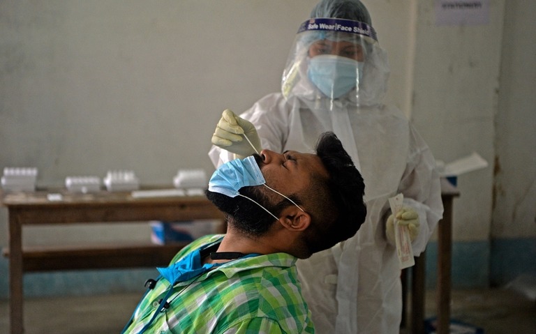 インドの１日あたりのコロナ感染者が４０万人を超えた/Diptendu Dutta/AFP/Getty Images