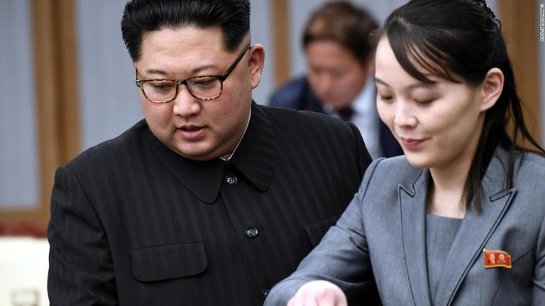 金正恩・総書記と金与正・朝鮮労働党副部長。北朝鮮が米韓を批判する談話を発表した　/Pool/Getty Images  