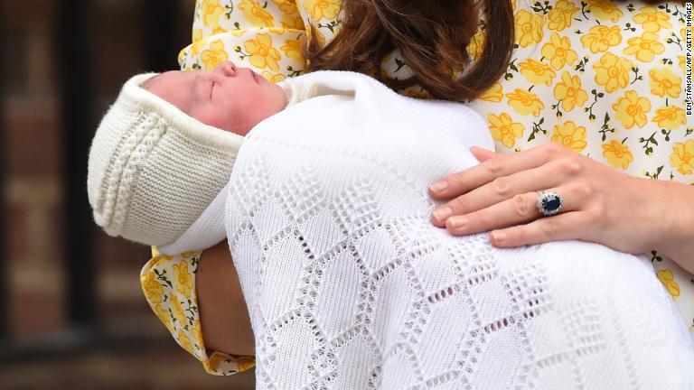 シャーロット王女を抱きながらメディアの取材に答えるキャサリン妃＝２０１５年、ロンドン/Ben Stansall/AFP/Getty Images