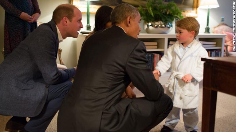 オバマ米大統領（当時、中央）としゃべるジョージ王子＝２０１６年、ケンジントン宮殿/Pete Souza/The White House/Getty Images