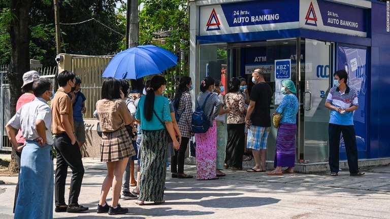 クーデターの影響で銀行業務が止まり、ＡＴＭ（現金自動出入機）に並ぶ人々＝４月７日、ミャンマー・ヤンゴン/STR/AFP/Getty Images