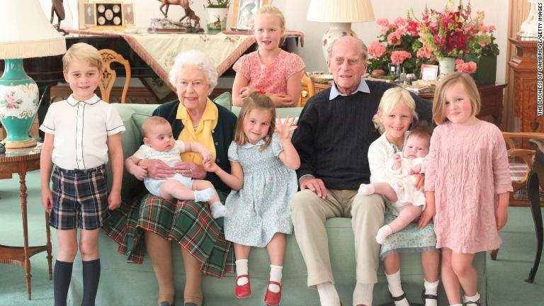 エリザベス女王とフィリップ殿下とともに写真撮影をする子どもたち。（左から）ジョージ王子、ルイ王子、シャーロット王女、サバンナ・フィリップスさん、アイラ・フィリップスさん、リナ・ティンダルさん、ミア・ティンダルさん＝２０１８年撮影/The Duchess of Cambridge/Getty Images