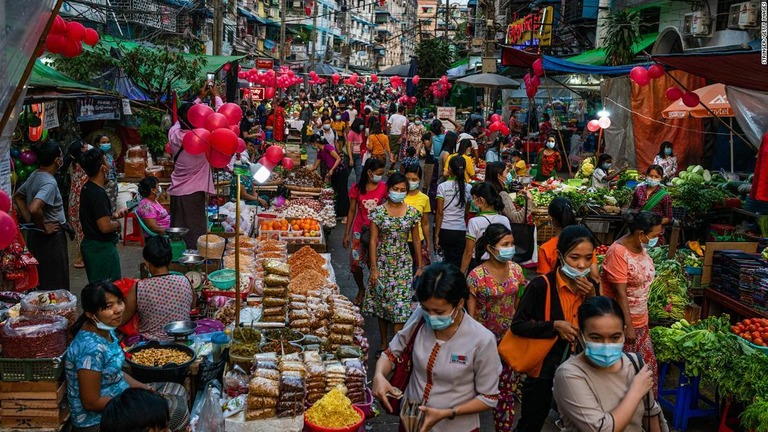 ミャンマー・ヤンゴン市内のマーケット＝２月５日/Stringer/Getty Images
