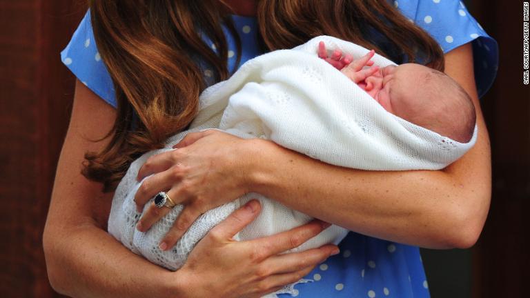 ジョージ王子は２０１３年７月２３日に英ロンドンの病院で誕生した/Carl Court/AFP/Getty Images