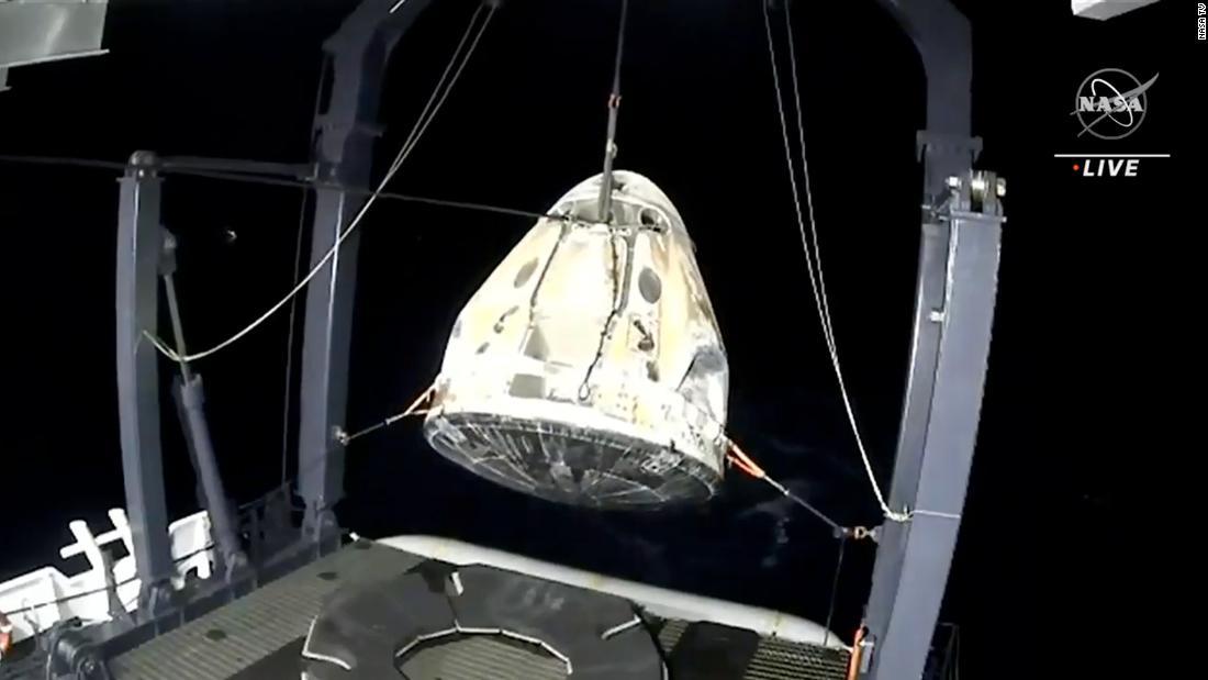 着水したカプセルを引き揚げる/NASA TV