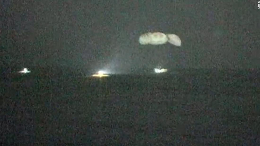 ２日午前３時前にメキシコ湾に着水したカプセル/NASA TV