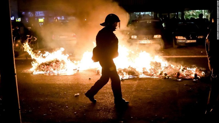 デモ隊の一部は警官に石やびんを投げ付け、ごみ箱に放火した/Christoph Soeder/dpa/picture alliance/Getty Images