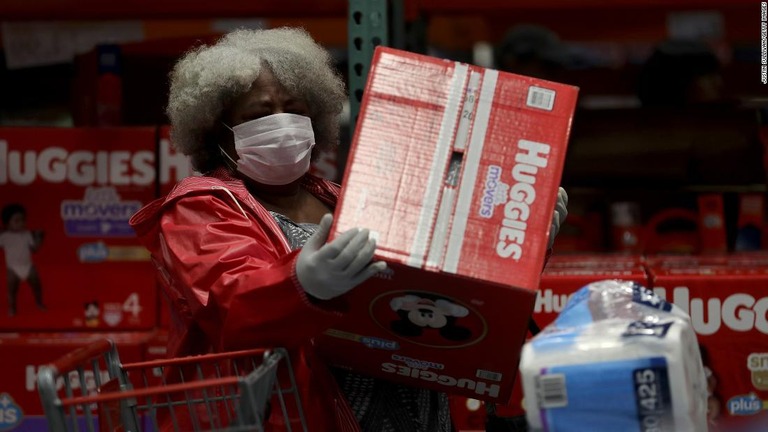 マスクを着けた買い物客がおむつを買う＝３月１４日、カリフォルニア州ノバト/Justin Sullivan/Getty Images