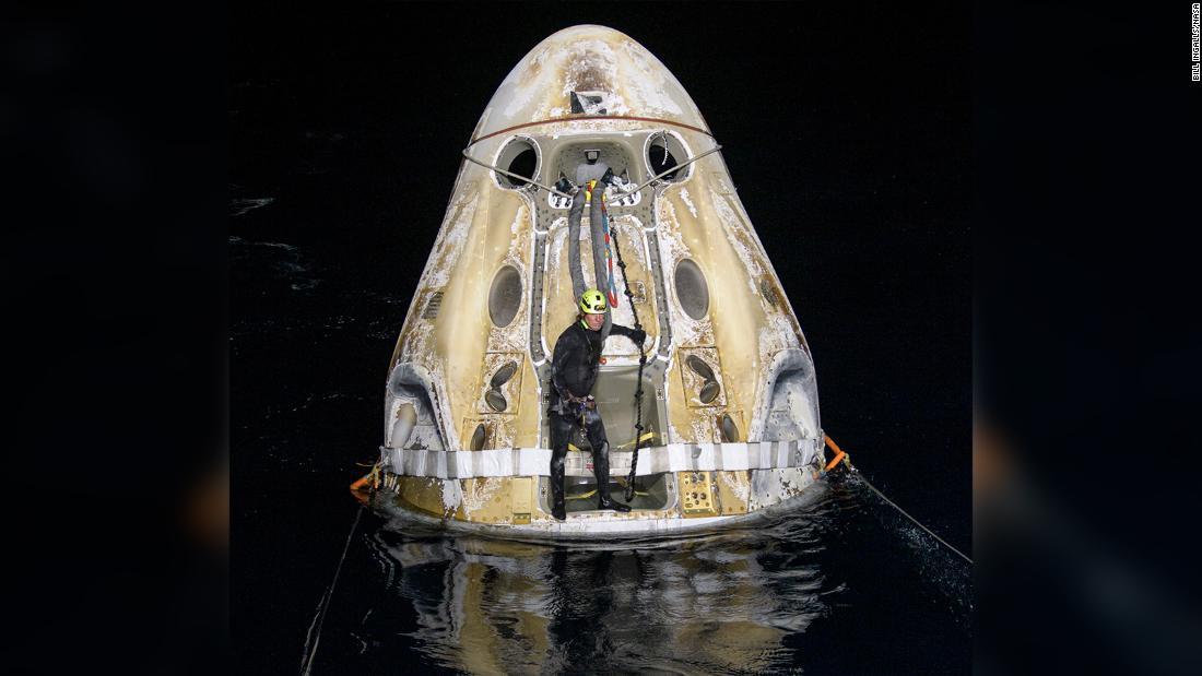 サポートチームが着水直後の宇宙船に近づき作業＝２日/Bill Ingalls/NASA