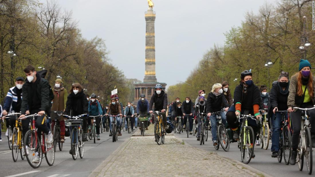 自転車に乗って抗議も/Adam Berry/Getty Images