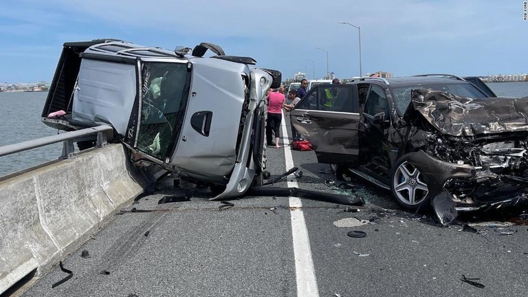 複数の車両を巻き込む事故の中、車から水面に放り出された赤ちゃんを男性が救出した/Rob Korb