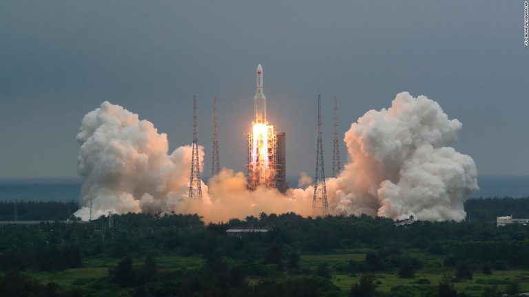 中国の大型ロケット、制御不能状態で大気圏突入へ　米国防総省が追跡