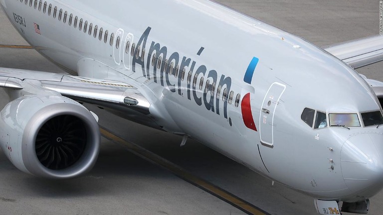 米アメリカン航空の機内で客室乗務員に暴行を加えた乗客の女が起訴された/Joe Raedle/Getty Images