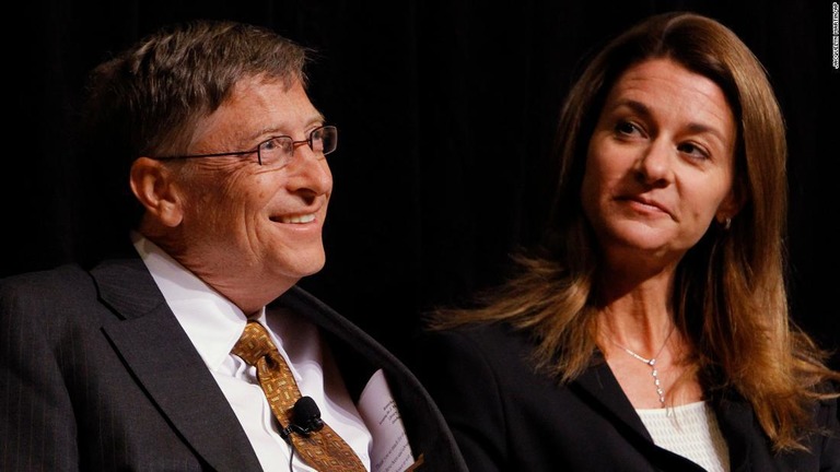 ビル・ゲイツ氏（左）と妻のメリンダ氏の離婚に中国のネット上で衝撃が広がっている/Jacquelyn Martin/AP