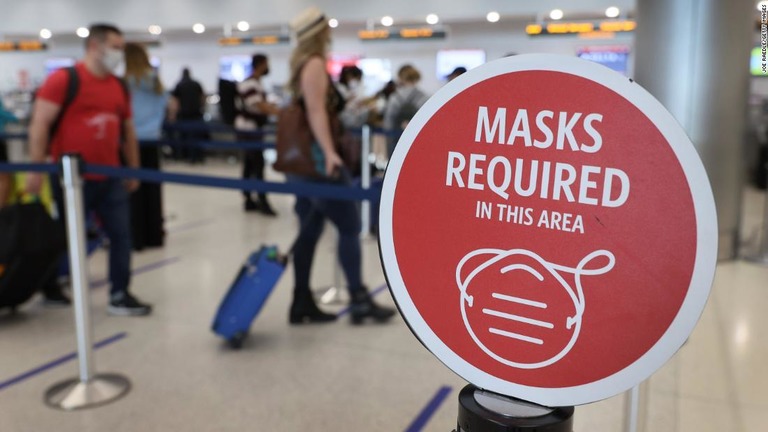 マスクの着用を拒んで騒ぎを起こす乗客が米国で増加しているという＝２月１日の米マイアミ国際空港/Joe Raedle/Getty Images 
