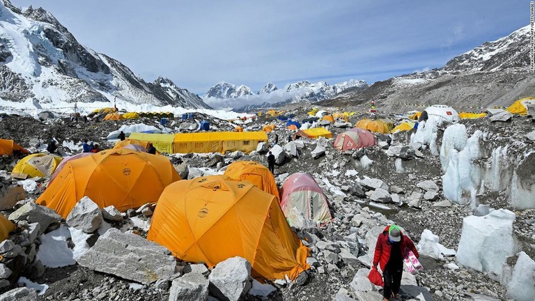 エベレスト・ベースキャンプの様子＝３日/Prakash Mathema/AFP/Getty Images
