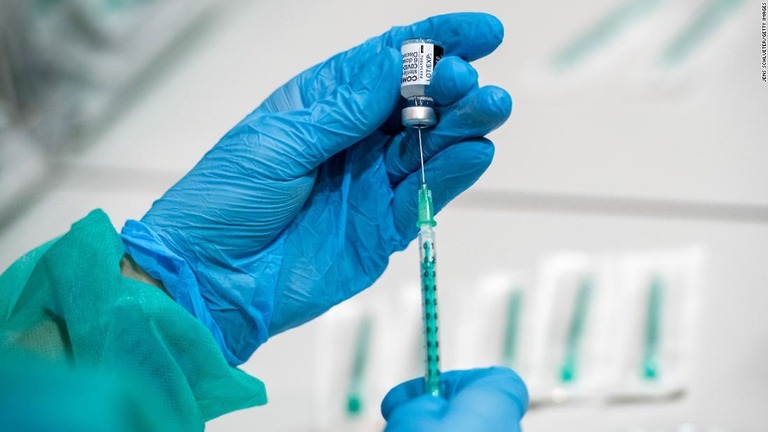 ワクチン接種センターで医療スタッフが持つ米ファイザー製ワクチン＝４月８日、ドイツ・フランクフルト/Jens Schlueter/Getty Images