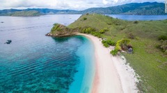 サンゴの破片が島々の海岸線の砂を染めるピンク色のビーチ