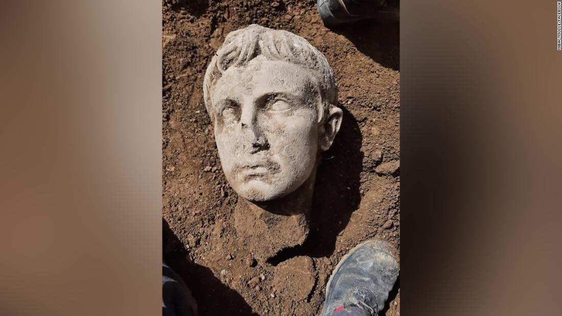 初代ローマ皇帝アウグストゥスをかたどった頭部像が、イタリア南部の町で出土した