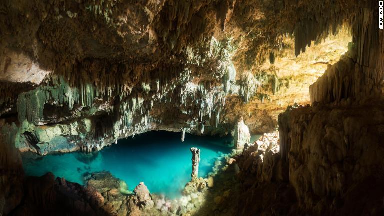 コモド国立公園の「出発点」、ラブアンバジョからボートで行けるランコ洞窟/Shutterstock