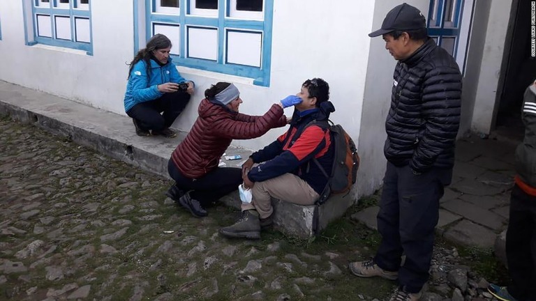 ファーテンバック氏のチームはエベレストでの登山中、定期的に新型コロナの検査をしている/Courtesy Lukas Furtenbach