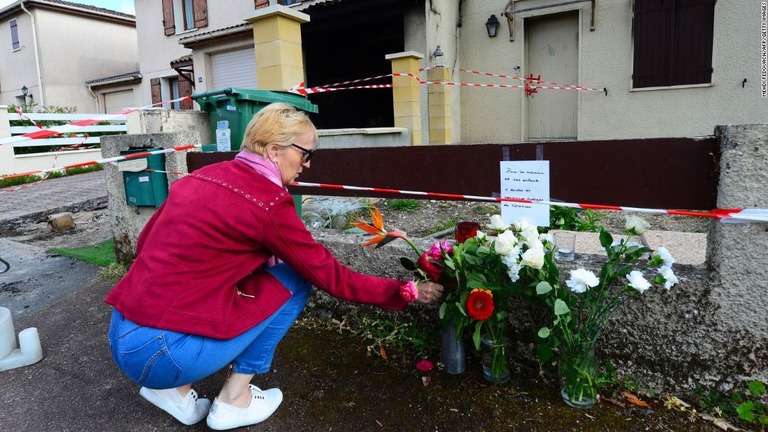 殺害された女性を悼み花を手向ける人＝５日、メリニャック/Mehdi Fedouach/AFP/Getty Images