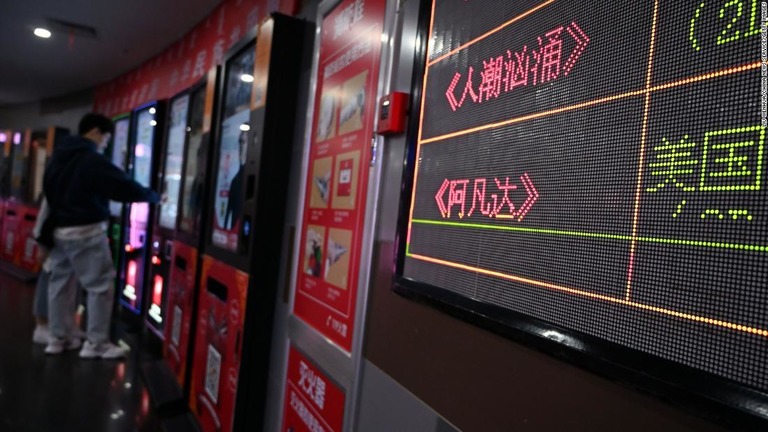 内モンゴル自治区ホフホトの映画館にある上映スケジュールを示した電光板/Liu Wenhua/China News Service/Getty Images