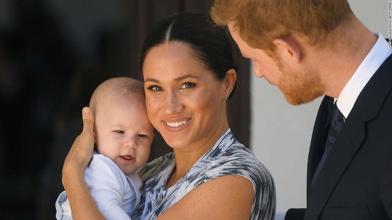 英ヘンリー王子夫妻とアーチー君。２０１９年９月に南アフリカ・ケープタウンで撮影/Toby Melville/Pool/Getty Images