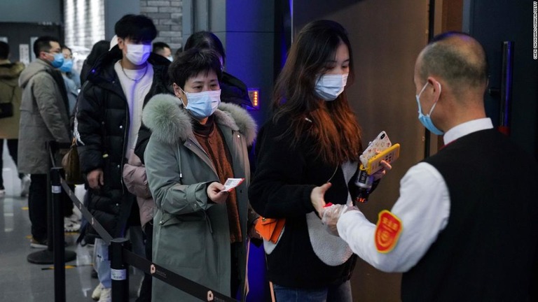 チケットを提示して北京の映画館に入場する観客（２０２１年２月１７日撮影）/Chen Zhonghao/Xinhua/Getty