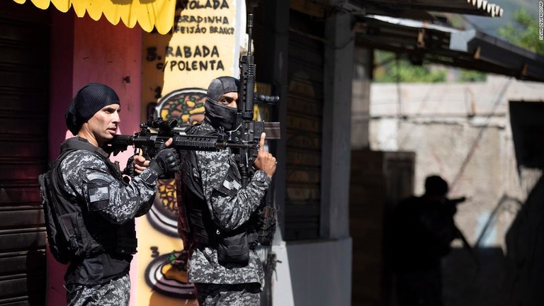 リオデジャネイロで麻薬組織に対する急襲作戦が行われ、２５人が死亡した/Silvia Izquierdo/AP
