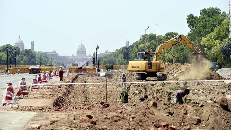 議会の改修工事が行われる様子。労働者はフェリーで現場に来ている＝４月１７日、インド・ニューデリー/ Arvind Yadav/Hindustan Times/Getty Images