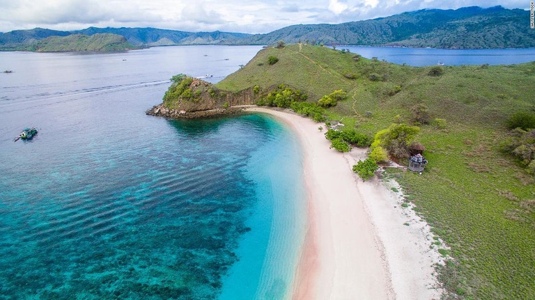 白と緋色の砂、ターコイズブルーの海のコントラストが美しい海岸線/Shutterstock