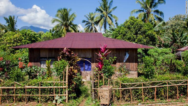 ラブアンバジョの南東４０キロほどのところにある村の伝統的な家屋/Shutterstock