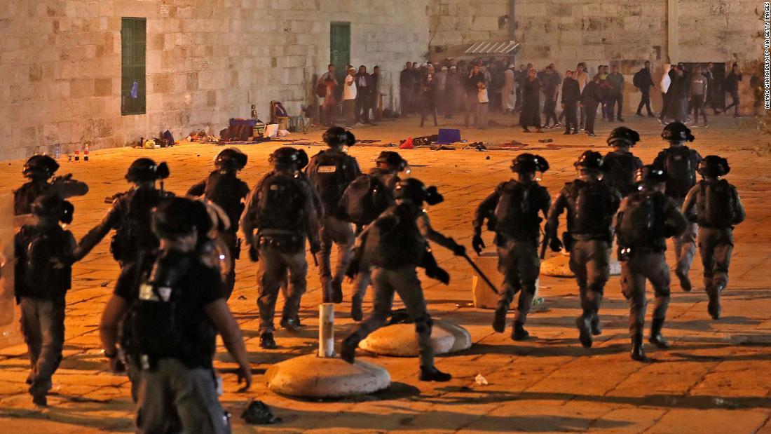 抗議の声を上げるパレスチナ人らに向かって前進するイスラエル警察の機動隊/AHMAD GHARABLI/AFP via Getty Images